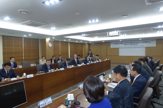 미래창조과학부는 20일 경기 분당 티맥스소프트에서 상용SW 지원정책 방향을 설명하고 업계 애로사항을 청취하는 '지능정보사회를 선도하기 위한 제15차 ICT 정책해우소'를 개최했다고 밝혔다. 최재유 미래부 제2차관(왼쪽 앞줄 두번째)이 모두 발언을 하고 있다.  미래부 제공